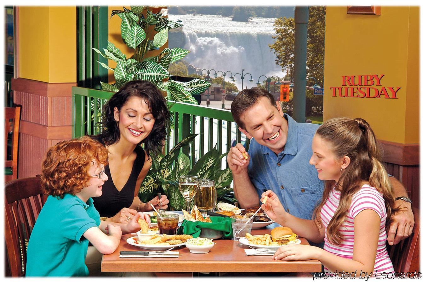 Travelodge By Wyndham Niagara Falls At The Falls Restaurant photo
