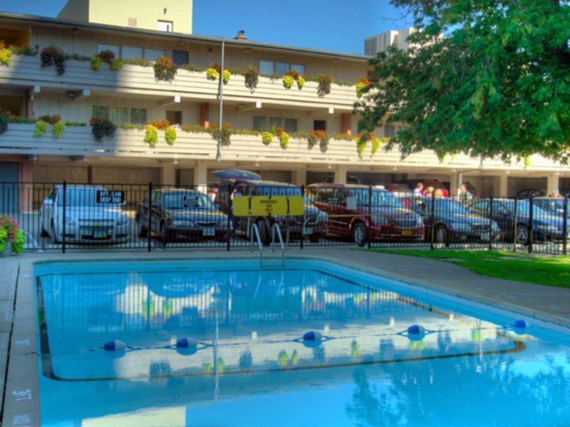Travelodge By Wyndham Niagara Falls At The Falls Exterior photo