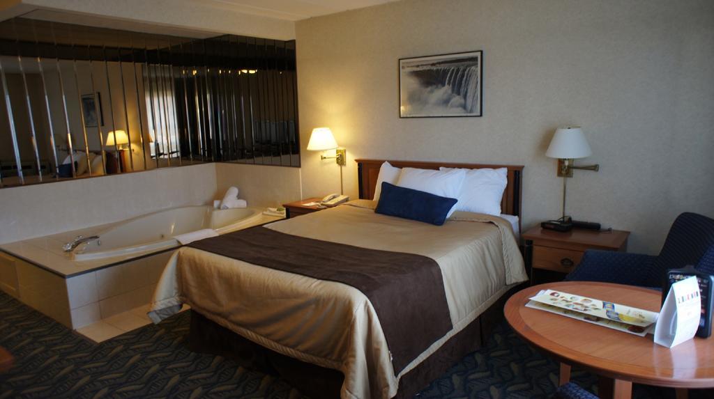 Travelodge By Wyndham Niagara Falls At The Falls Exterior photo